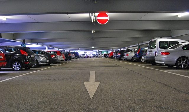 Fedett parkoló a reptér mellett