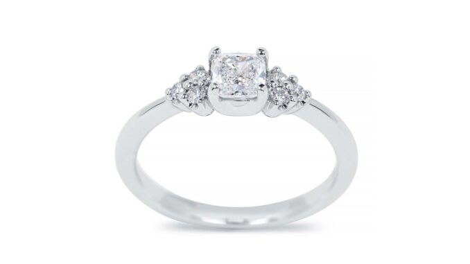 Fehér arany eljegyzési gyűrű a White & Black ékszer boltban